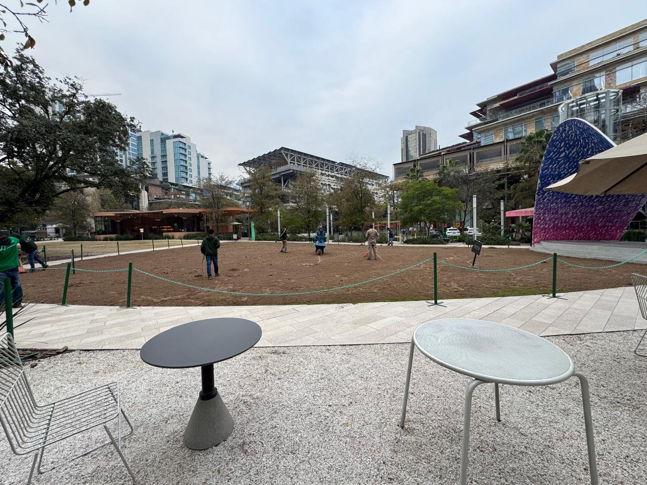 Renovación de área verde en plaza